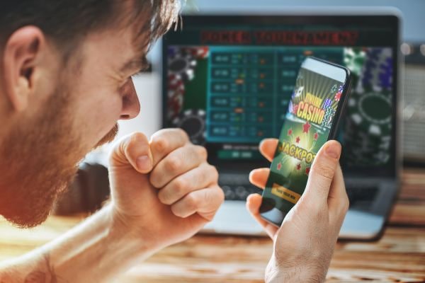 Pengguna menggunakan ponsel untuk mendaftar akun pada platform hiburan online